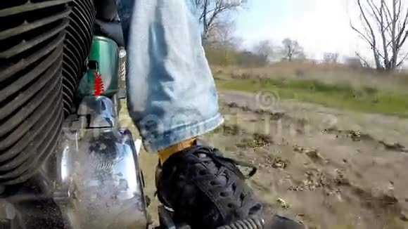 独特的低角度视角摩托车骑在乡村道路上视频的预览图