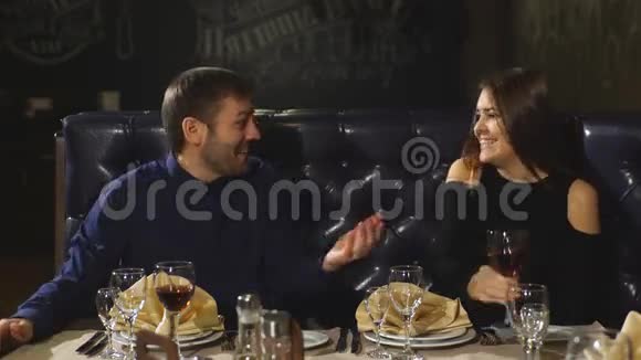 一对漂亮的夫妇坐在高档餐厅里聊天视频的预览图
