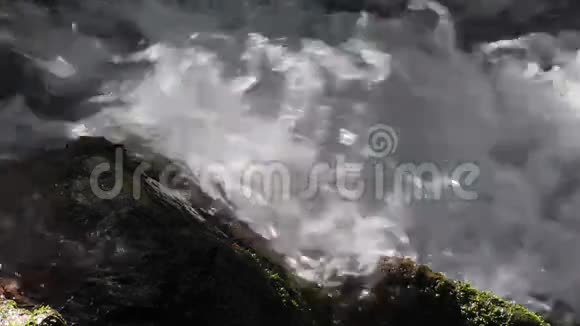 在瀑布附近快速流动的水视频的预览图
