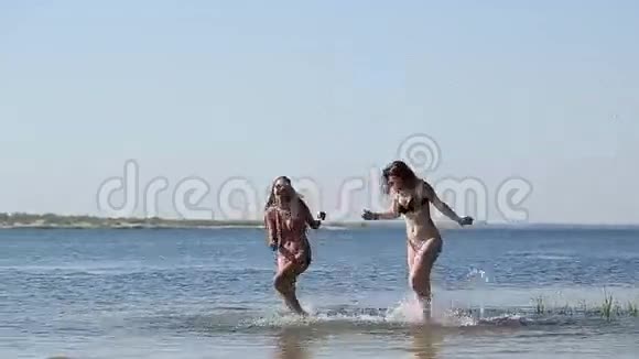 女朋友在河滩上玩得很开心视频的预览图