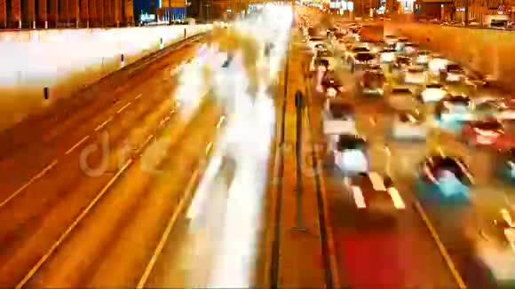 夜间交通和车灯视频的预览图