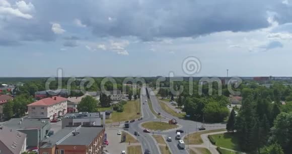 美丽的欧洲城市夏季空中透视视频的预览图