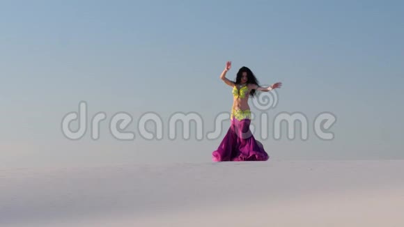 优雅的舞者在天空中翩翩起舞穿着华丽的服装跳肚皮舞视频的预览图