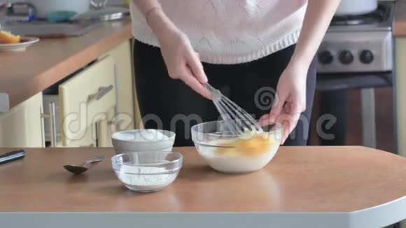 把蛋黄和糖放在玻璃碗里视频的预览图