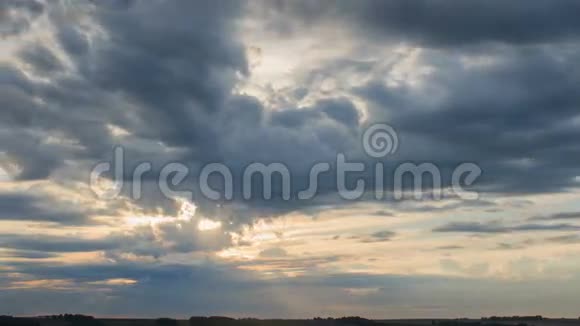 移动的云在田野上日落与太阳射线视频的预览图