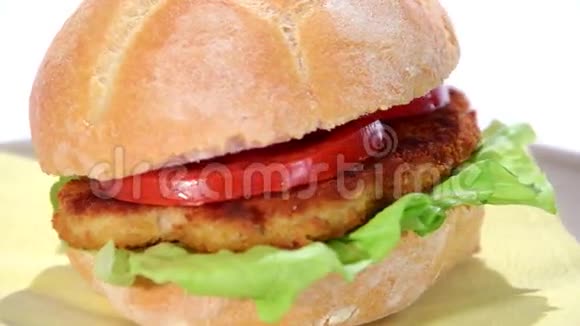鸡肉切块和番茄三明治视频的预览图