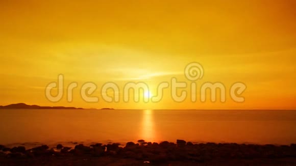 金色海洋日落视频的预览图