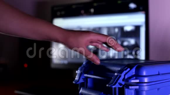 男性手打开小蓝高安全级别防弹箱用相机背景取出技术装置视频的预览图