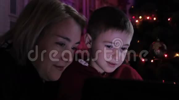 妈妈和儿子在圣诞节玩笔记本电脑视频的预览图