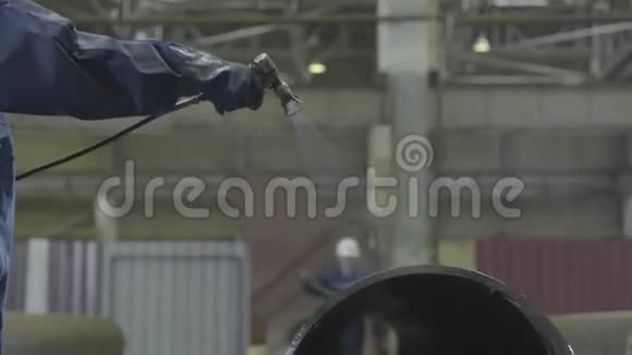 人油漆管道雾化器男人用手在工厂特写镜头上油漆管道视频的预览图