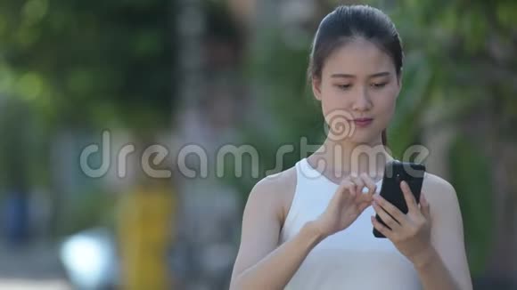 年轻快乐美丽的亚洲商人在户外打电话视频的预览图