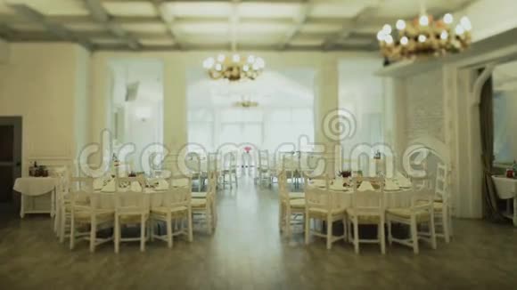 婚礼大厅的内部装饰为客人准备仪式和婚礼的漂亮房间婚礼概念视频的预览图
