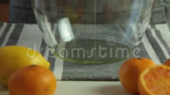 烹饪巧克力慕斯和橘子果冻甜点视频的预览图