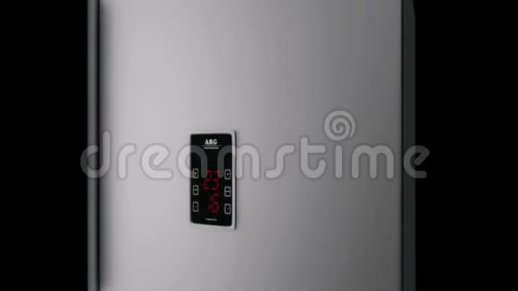 白色现代冰箱的抽象三维模型电子面板在黑色背景上旋转动画视频的预览图