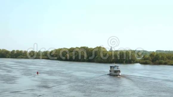 一艘白船游客在伏尔霍夫河上漂流视频的预览图