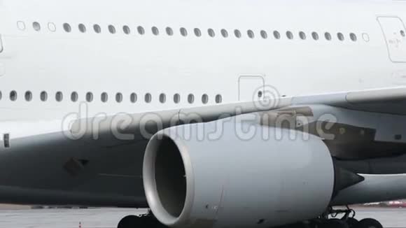 空客A380飞机发动机和机翼视频的预览图
