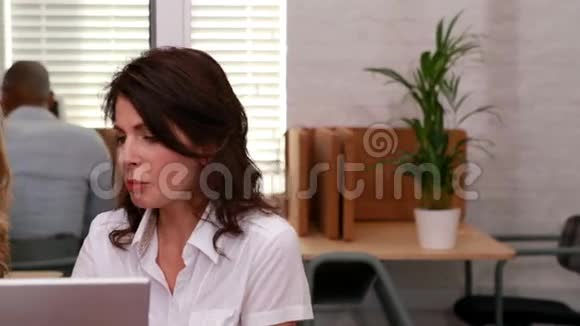 休闲商务女性与笔记本电脑会面视频的预览图