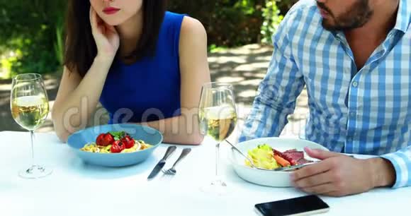 情侣在4k的户外餐厅互动视频的预览图