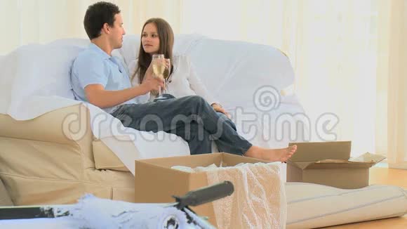 女人和丈夫坐在沙发上喝酒视频的预览图
