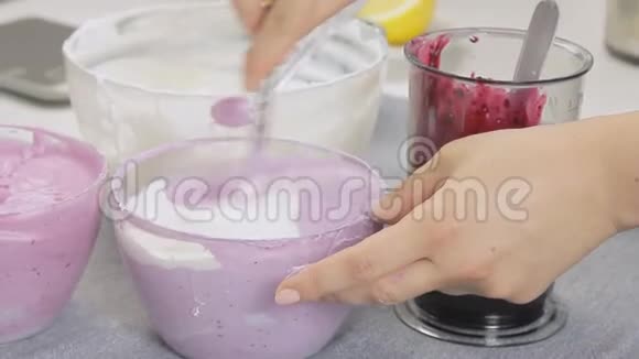 混合奶油煮奶酪蛋糕蓝莓视频的预览图