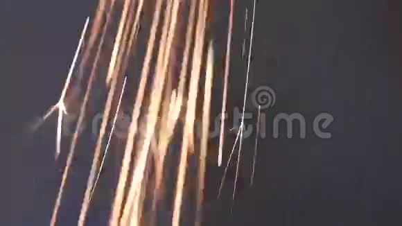 金属磨削过程中火花的燃烧视频的预览图