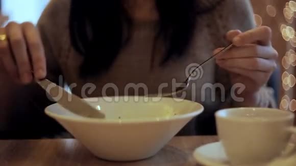 女人在咖啡馆里吃蔬菜沙拉视频的预览图