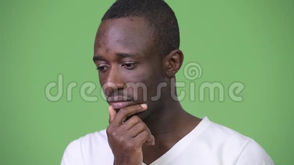 年轻悲伤的非洲男人低头思考视频的预览图