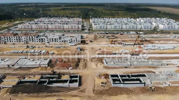 住宅建筑施工施工现场从一个高度鸟瞰施工现场特殊工作视频的预览图