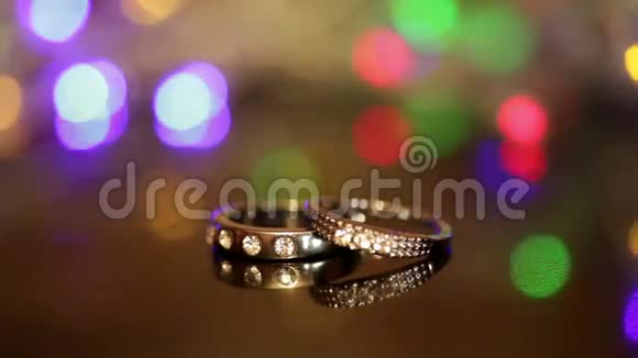 五颜六色的背景上的结婚戒指视频的预览图