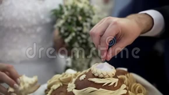 新婚夫妇打破传统的婚礼面包视频的预览图