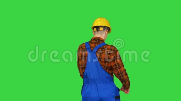 施工工人戴着头盔在绿色屏幕上跳舞铬钥匙视频的预览图
