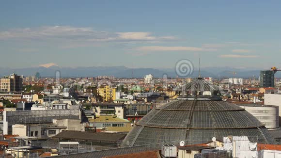 米兰夏日屋顶画廊穹顶城市全景4k意大利视频的预览图