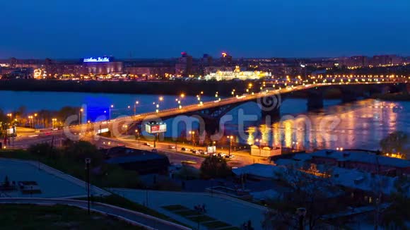 河上城市桥夜景视频的预览图