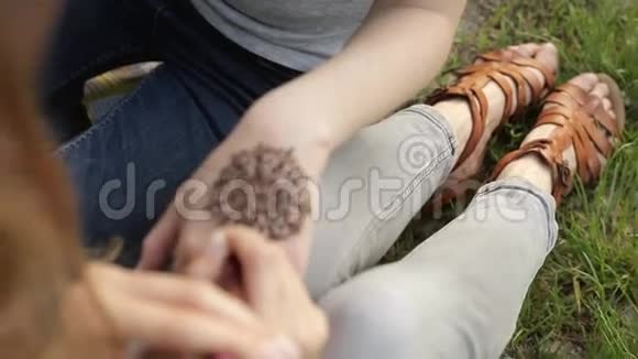 年轻女子用指甲花在一只手上做花视频的预览图
