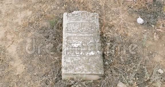 旧塔尔塔墓地废弃的墓碑视频的预览图
