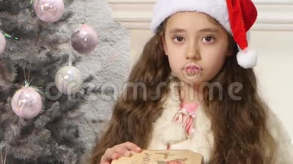 小可爱女孩打开圣诞礼品盒视频的预览图
