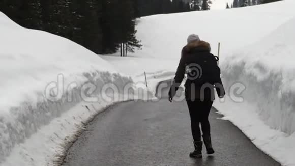 在山里的路上行走的女人视频的预览图