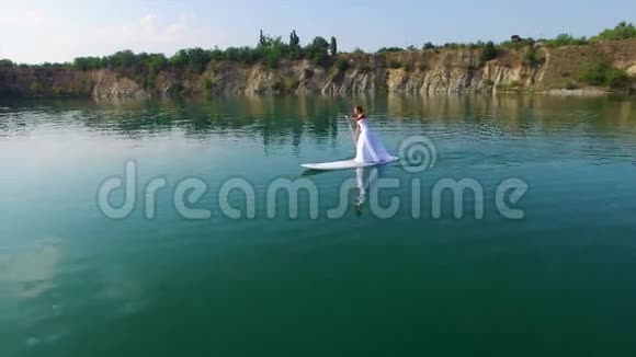 空中年轻新娘登机视频的预览图
