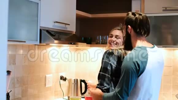 一对夫妇在厨房喝咖啡时互动视频的预览图