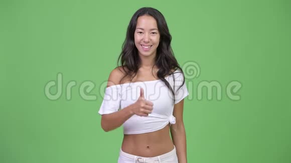 年轻快乐美丽的多民族妇女竖起大拇指视频的预览图