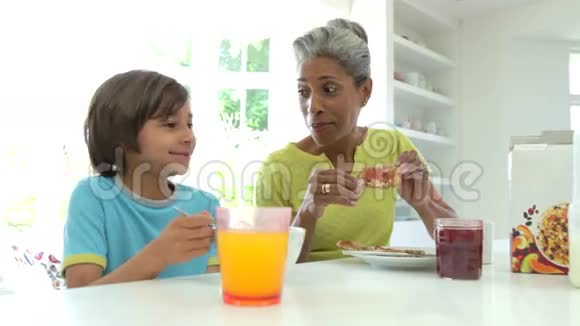 祖母和孙子一起吃早餐视频的预览图