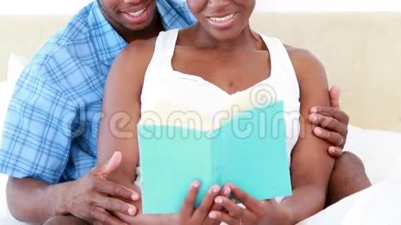 孕妇和她丈夫正在看书视频的预览图