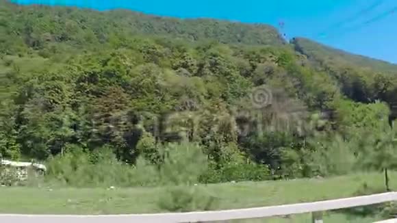 沥青路在夏季晴天场景阳光明媚的一天从路上的车上看风景视频的预览图