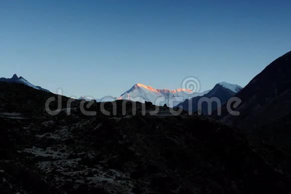 4K尼泊尔喜马拉雅山赵奥玉山日出时间视频的预览图