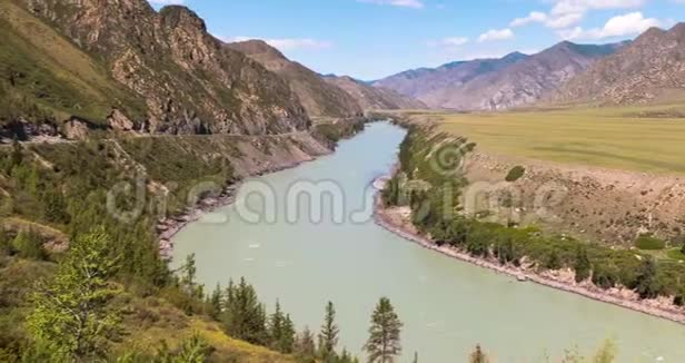 时光翻浪浪花和泡沫河卡屯在阿尔泰山俄罗斯西伯利亚视频的预览图