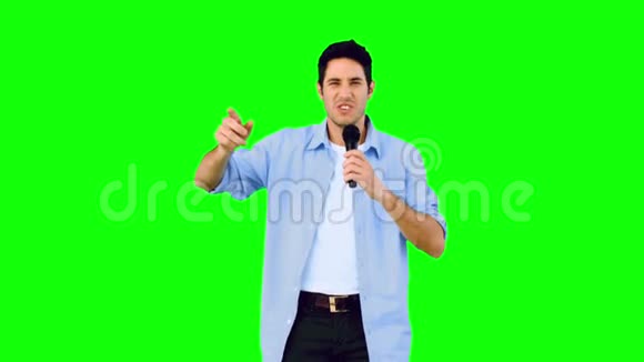 在绿色的屏幕上唱歌跳舞的人视频的预览图