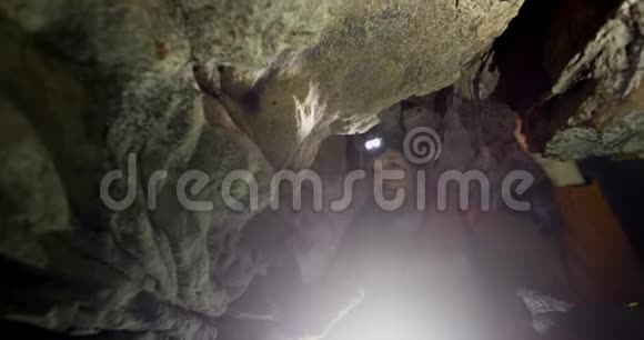 男性徒步旅行者探索黑暗洞穴4k视频的预览图