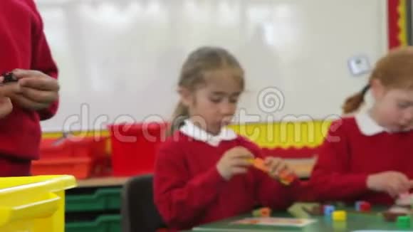 小学生和教师用彩色块工作视频的预览图