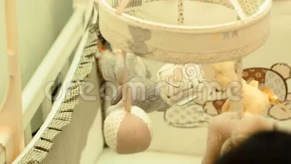 妈妈用勺子喂她可爱的新生宝宝西葫芦视频的预览图