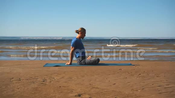 日落时分在海滩上练习瑜伽视频的预览图